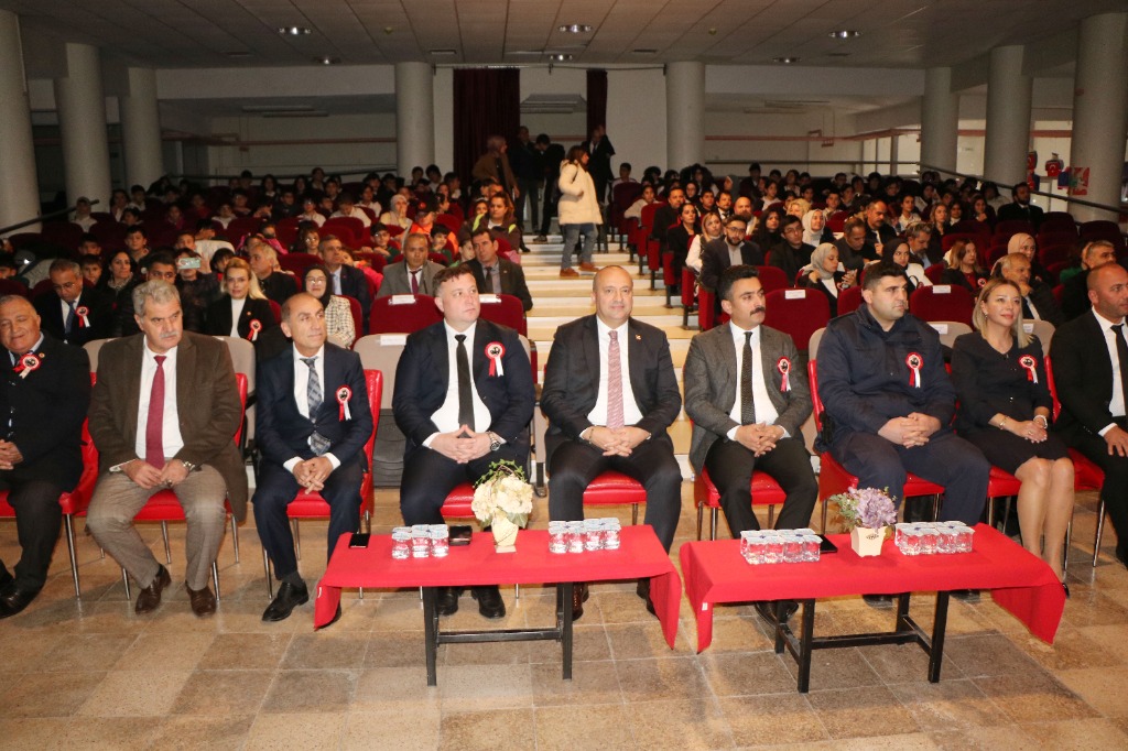 Gülkent İlkokul ve Ortaokulu Konferans Salonunda Öğretmenler Günü Münasebetiyle Bir Program Düzenlendi.
