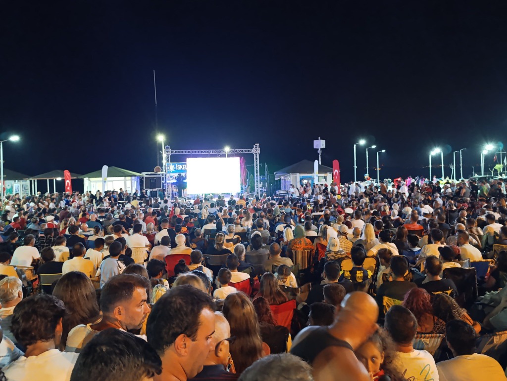Çınarcık'ta Dev Ekranda Milli Maç Heyecanı