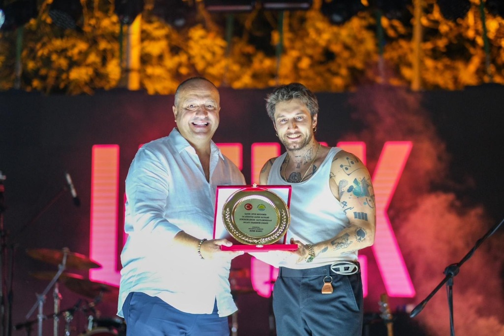 Çınarcık'ta 30 Ağustos Zafer Bayramı Konserlerinin İkinci Gününde Sahne Ufuk Beydemir'in