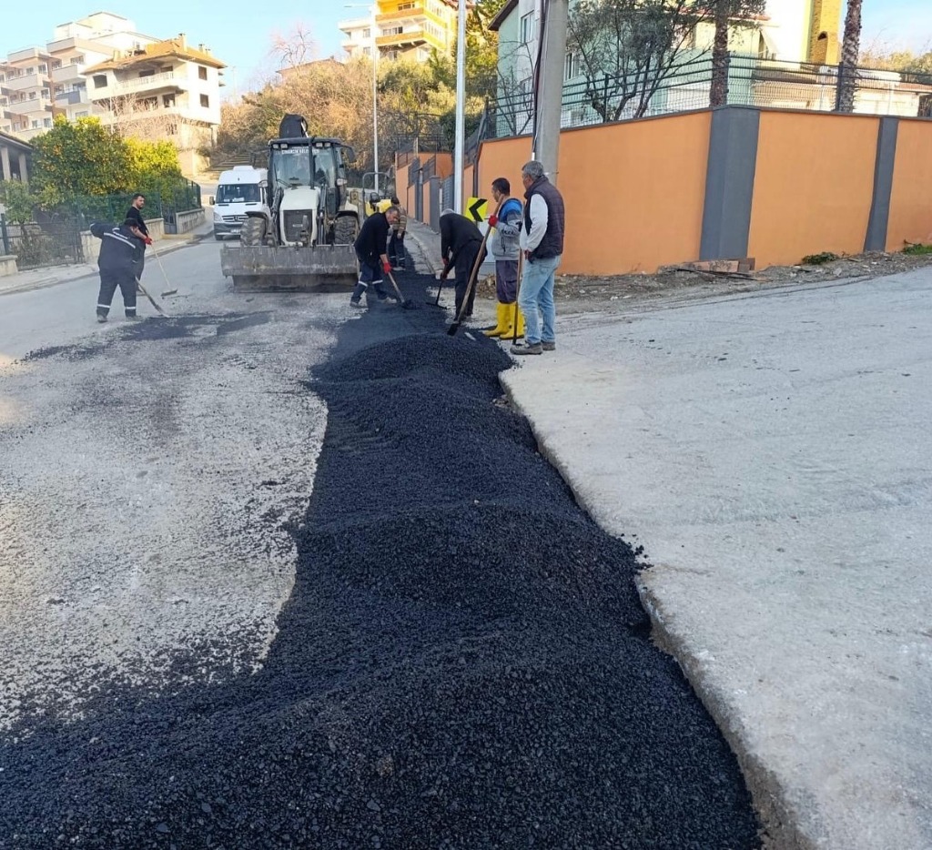 Ekiplerimiz Gazi Hamit Çaylak Caddesi’nde de Sıcak Asfalt Çalışması Yaptı
