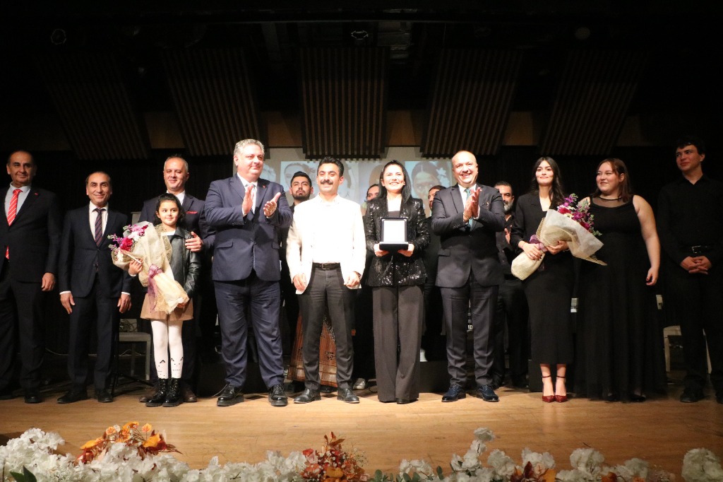 Başkan Kurt, Çınarcık Atatürk Anadolu Lisesi’nin Düzenlediği Müzik Programına Katıldı
