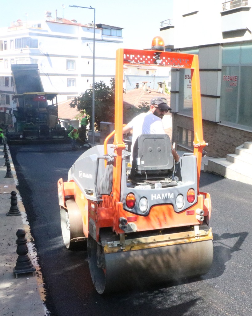 Çınarcık'ta Asfalt Mesaisi Tüm Hızıyla Sürüyor