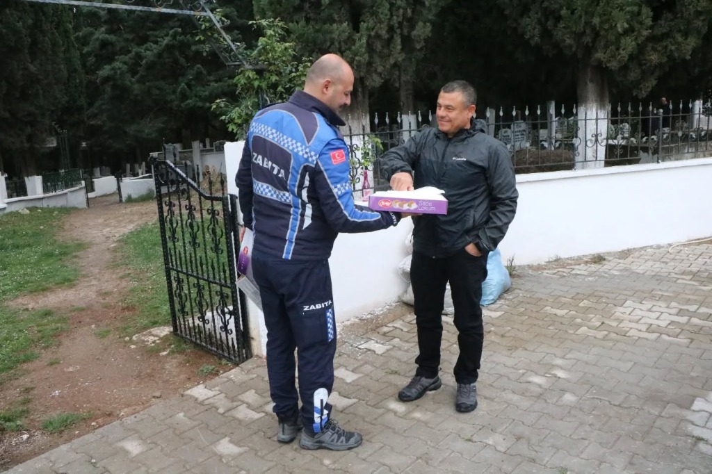 Ramazan Bayramı Münasebetiyle Mezarlıklarda Lokum ve Gül Suyu İkram Ettik