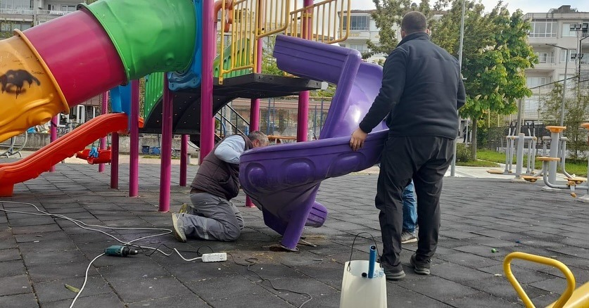 Taşliman Mahallesi'ndeki Çocuk Parkında Yenileme Çalışması