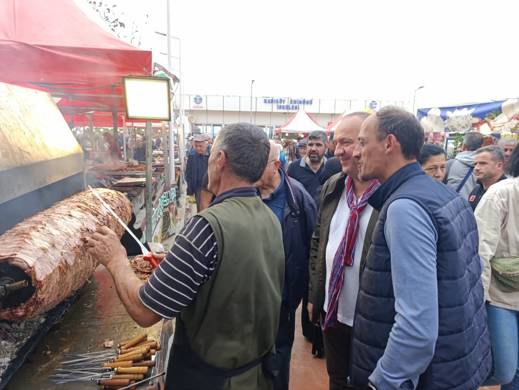 Başkanımız Avni Kurt’tan Hemşehrilerine Hamsi İkramı