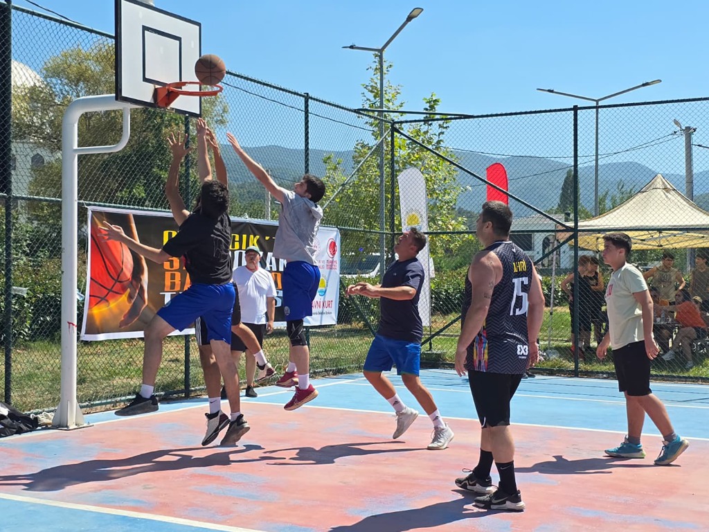 Çınarcık'ta 3x3 Sokak Basketbol Turnuvasında Heyecan Zirvedeydi