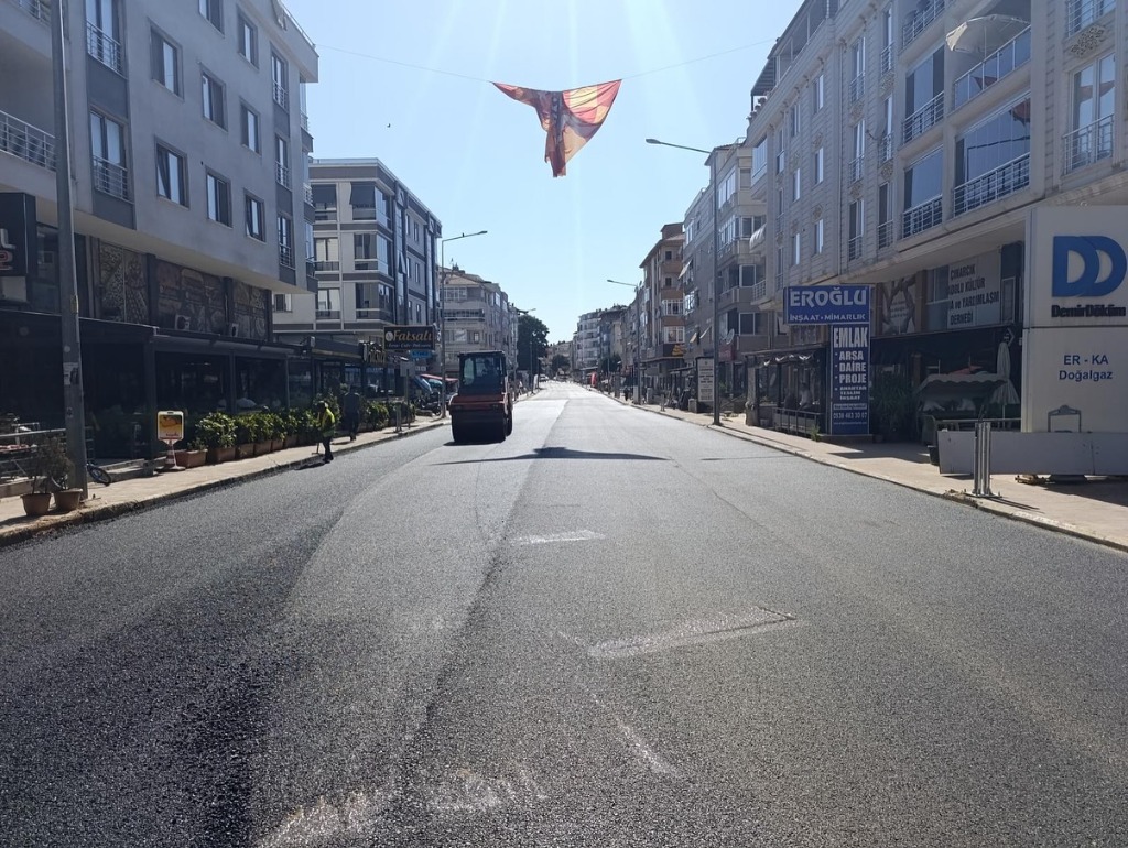 Ahmet Sugün Caddesi'nde Sıcak Asfalt Çalışması