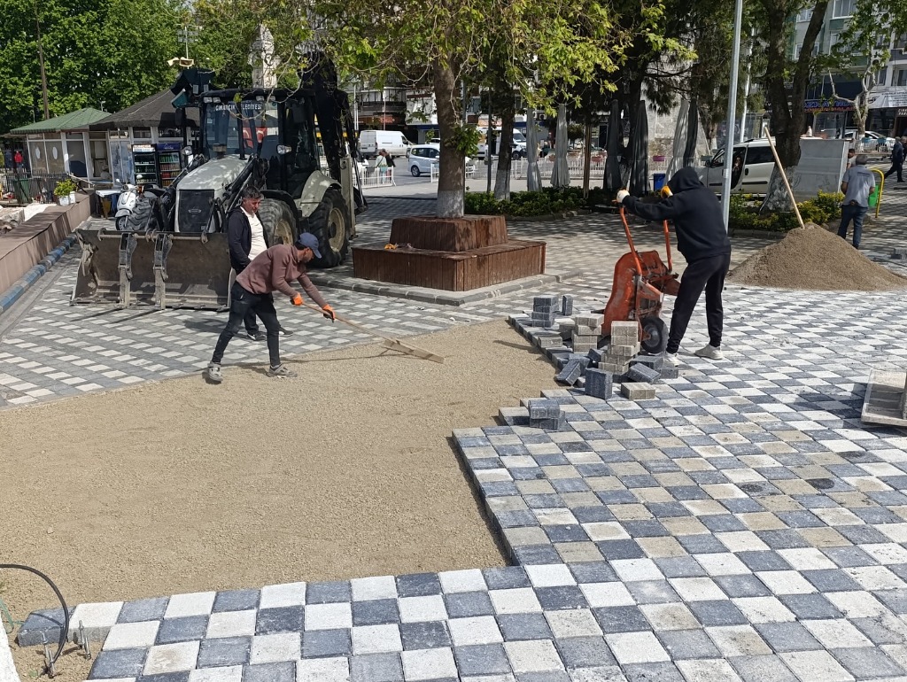 Turgut Özal Parkı'nın Ön Tarafındaki Alanda Küptaş Döşeme Çalışması Yapılıyor