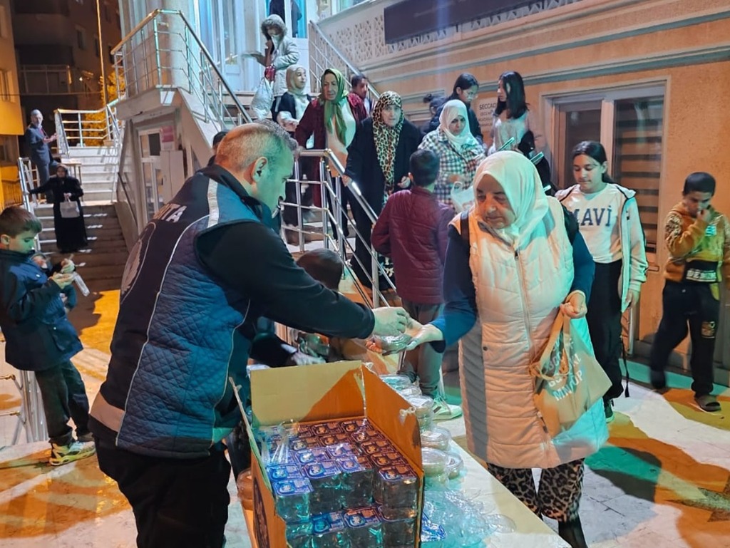 Belediyeden Kadir Gecesinde Helva İkramı