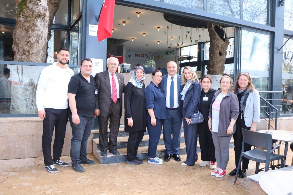 Başkanımız Avni Kurt, Çınaraltı Aile Çay Bahçesi Personeli ve Vatandaşlarla Bayramlaştı