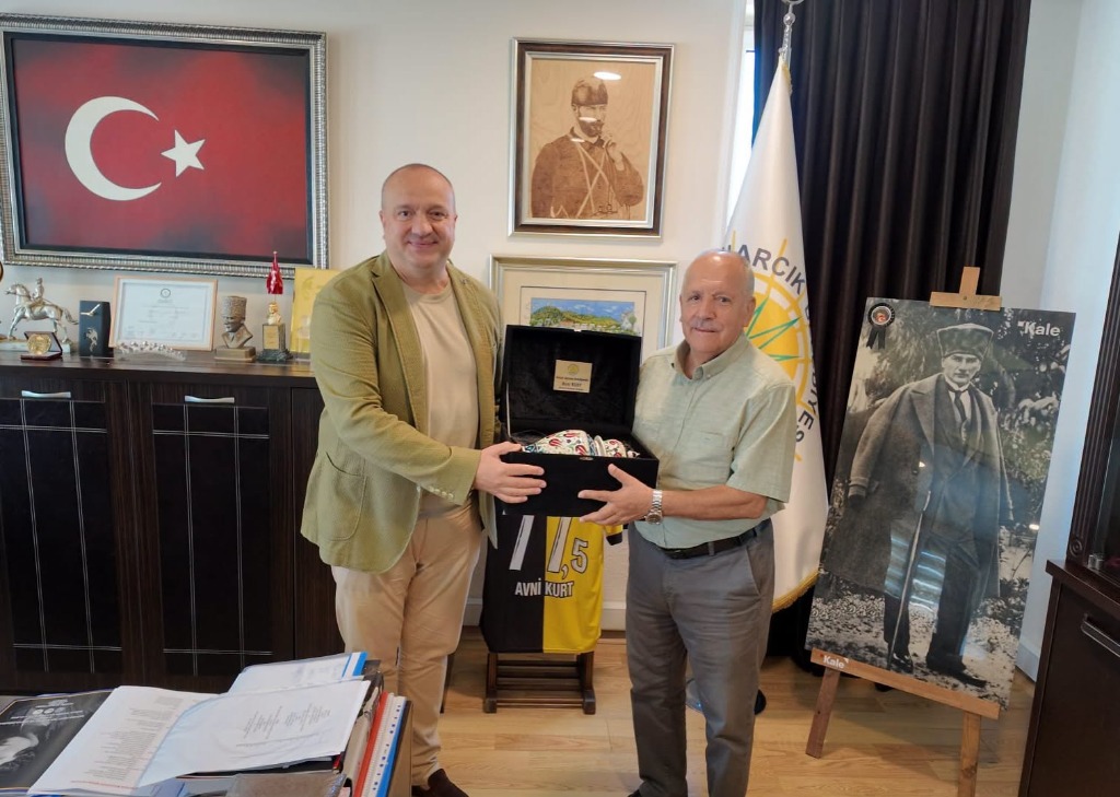 Önceki Dönem Kent Konseyi Başkanı Okatan'a Anlamlı Hediye