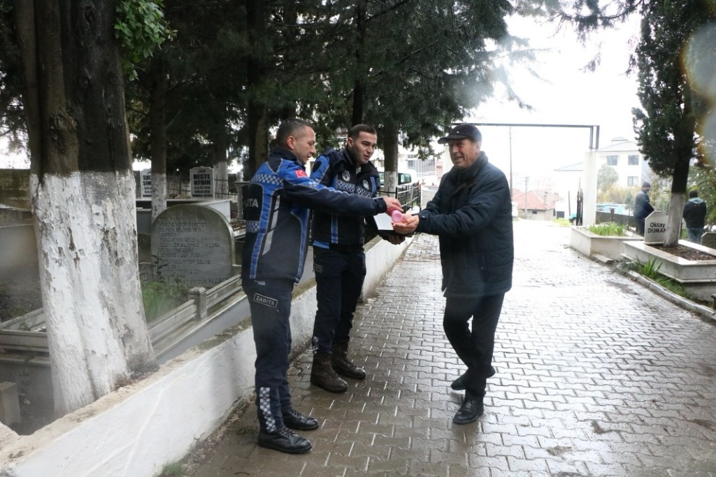 Ramazan Bayramı'nda İlçe Mezarlıklarında Lokum ve Gül Suyu İkramı