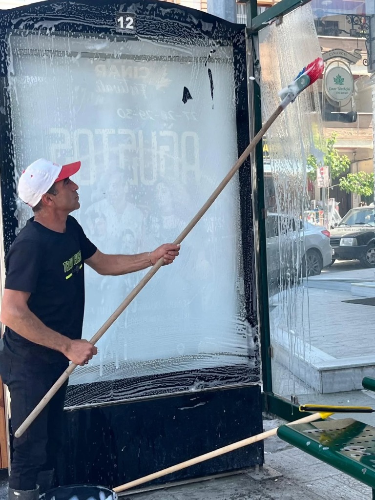 Otobüs Durakları Temizleniyor