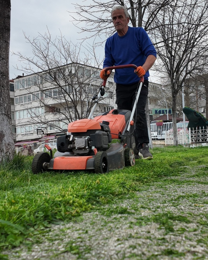 Ekiplerimizden Çim Biçme Çalışması