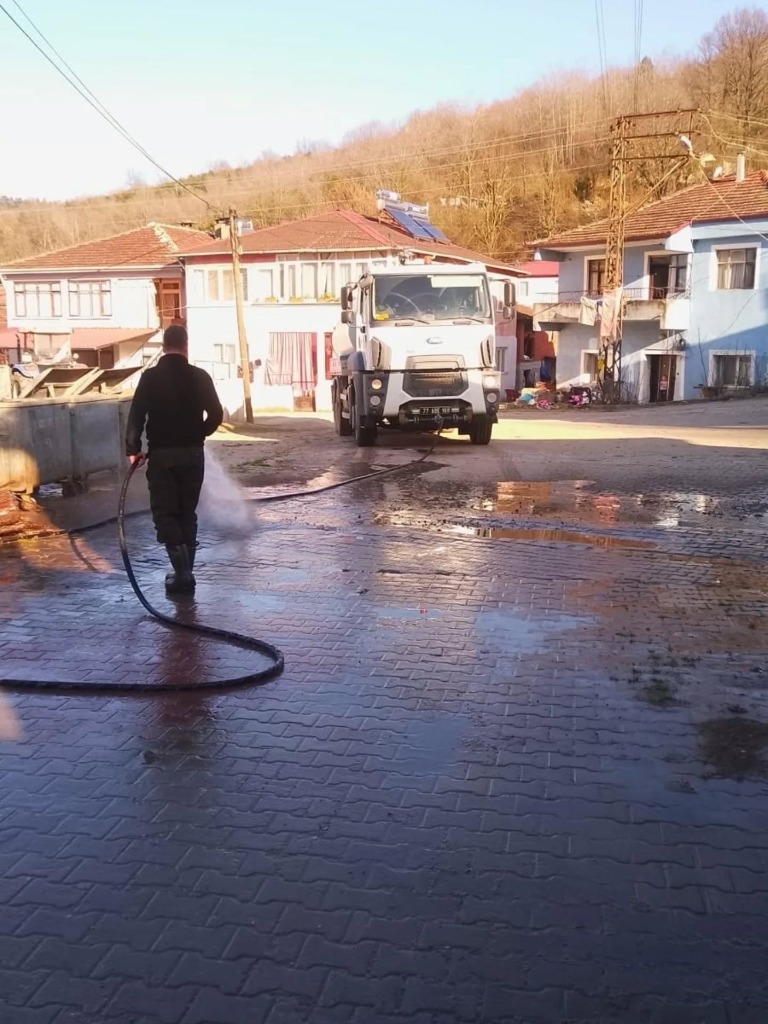 Köylerde Yol ve Sokak Yıkama Çalışmaları Devam Ediyor