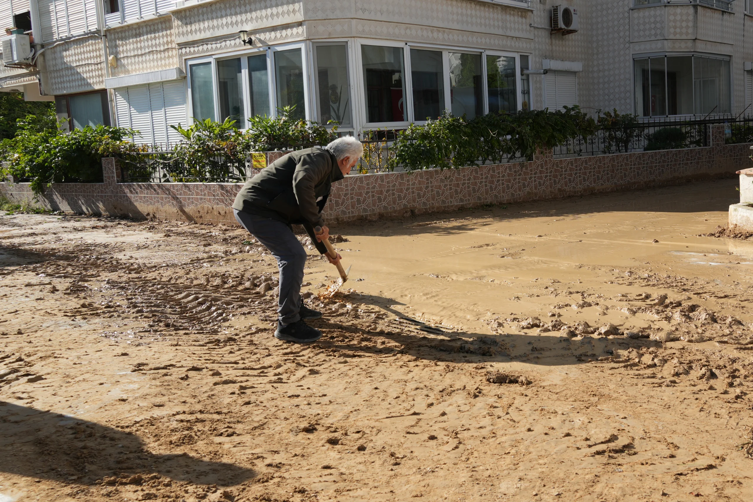 ÇINARCIK'TA YAĞIŞ SONRASI TEMİZLİK ÇALIŞMALARI YOĞUN ŞEKİLDE SÜRÜYOR