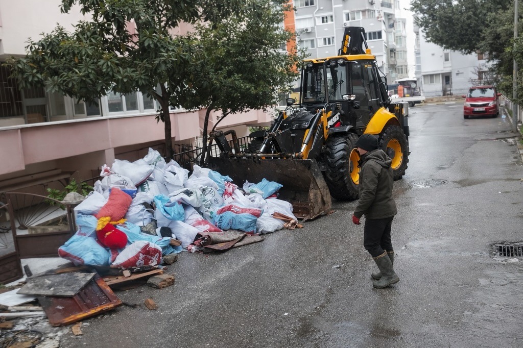 Temizlik İşleri Ekiplerimiz Çalışmalarını Sürdürüyor