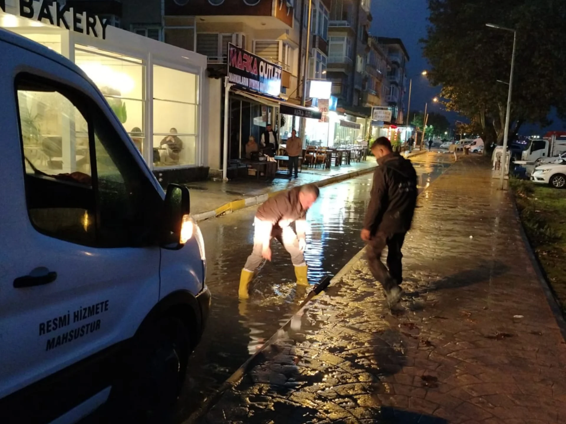 ÇINARCIK'TA SAĞANAK YAĞIŞA KARŞI EKİPLERİMİZ GECE GÜNDÜZ SAHADAYDI