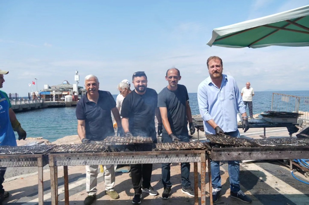 Çınarcık'ta Hamsi Ekmek İkramı